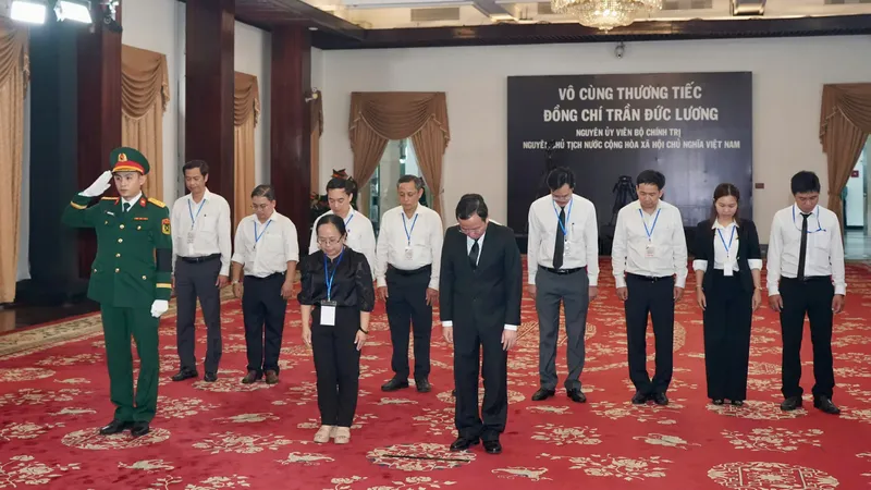 Người dân, bạn bè quốc tế tiếc thương nguyên Chủ tịch nước Trần Đức Lương