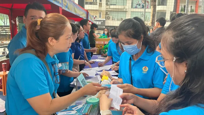 BHXH TPHCM và LĐLĐ TPHCM phối hợp tuyên truyền Luật BHXH mới 