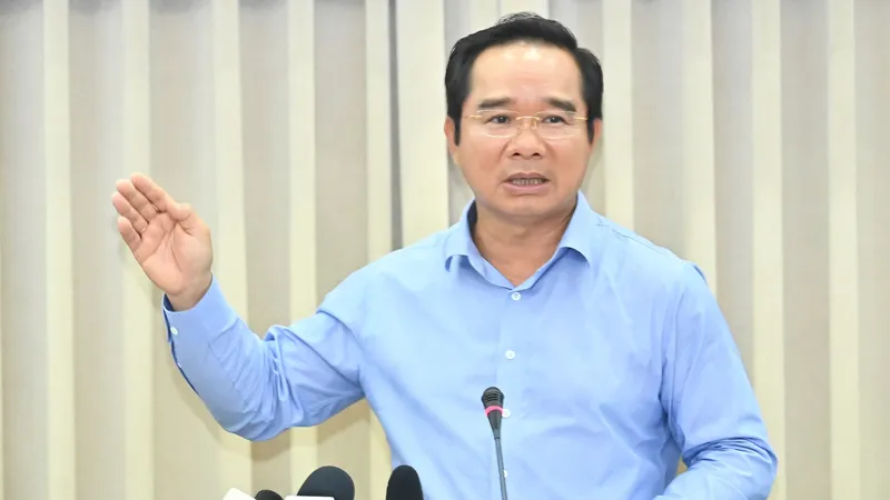 Chủ tịch UBND TPHCM: Vừa chạy vừa xếp hàng, ai sợ trách nhiệm, chạy chậm thì xuống tốc độ khác
