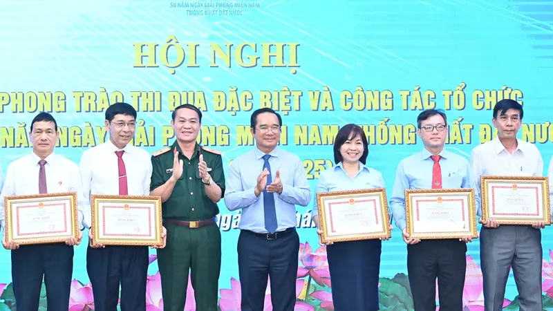 Đồng chí Nguyễn Văn Được trao bằng khen đến các tập thể có thành tích xuất sắc trong phong trào thi đua đặc biệt và công tác tổ chức lễ kỷ niệm 50 năm Ngày Giải phóng miền Nam, thống nhất đất nước. Ảnh: VIỆT DŨNG