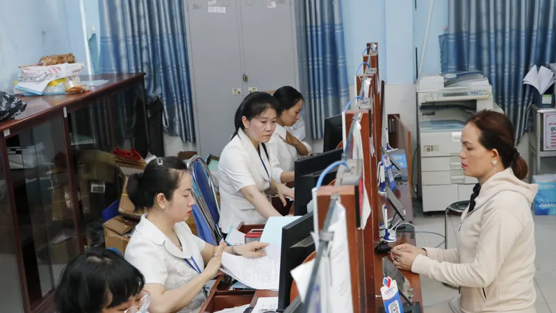 Công chức UBND xã Vĩnh Lộc A, huyện Bình Chánh, TPHCM giải quyết hồ sơ thủ tục hành chính cho người dân