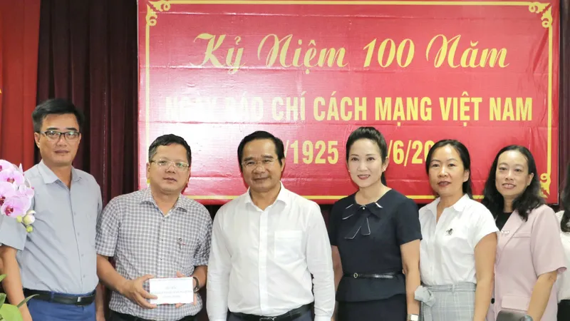 Chủ tịch UBND TPHCM Nguyễn Văn Được thăm, chúc mừng cơ quan báo chí
