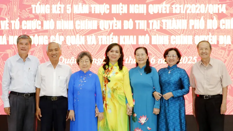 Đồng chí Nguyễn Thị Lệ cùng các đại biểu chụp hình lưu niệm