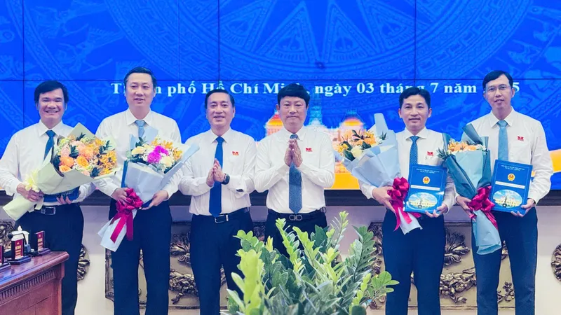 Chủ tịch HĐND TPHCM trao quyết định bổ nhiệm nhiều cán bộ chủ chốt