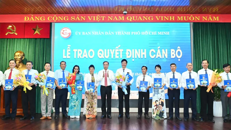 Lãnh đạo UBND TPHCM trao quyết định bổ nhiệm lãnh đạo các đơn vị sự nghiệp thuộc UBND TPHCM. Ảnh: VIỆT DŨNG