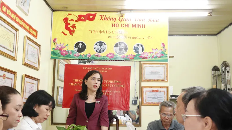 Bí thư Đảng ủy phường Xuân Hòa đến cơ sở giải quyết kiến nghị của khu phố