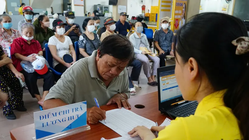 Nhân viên bưu điện chi trả lương hưu, trợ cấp BHXH cho người hưởng