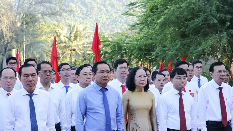 Lãnh đạo TPHCM dâng hương tưởng nhớ anh hùng liệt sĩ tại Côn Đảo