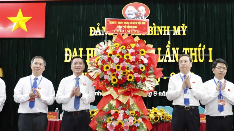 Đồng chí Phạm Thành Kiên tặng hoa của Thành ủy - HĐND - UBND - Ủy ban MTTQ Việt Nam TPHCM chúc mừng đại hội