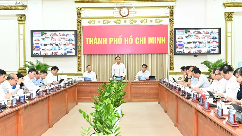 Thường trực UBND TPHCM điều hành phiên họp thường kỳ hàng tháng về kinh tế - xã hội