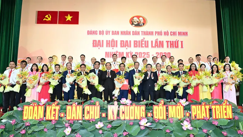 Bí thư Thành ủy TPHCM Nguyễn Văn Nên chúc mừng Ban Chấp hành Đảng bộ UBND TPHCM nhiệm kỳ 2025-2030. Ảnh: VIỆT DŨNG
