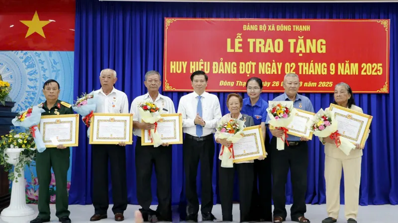 Lãnh đạo TPHCM trao Huy hiệu đảng đến đảng viên vùng đất 18 thôn Vườn trầu