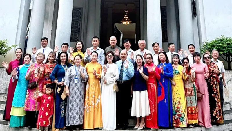Hoàn thiện chính sách thu hút nguồn lực người Việt Nam ở nước ngoài
