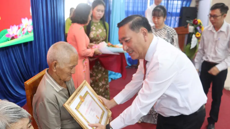 Đồng chí Phạm Thành Kiên trao Huy hiệu Đảng đến đảng viên xã Nhuận Đức