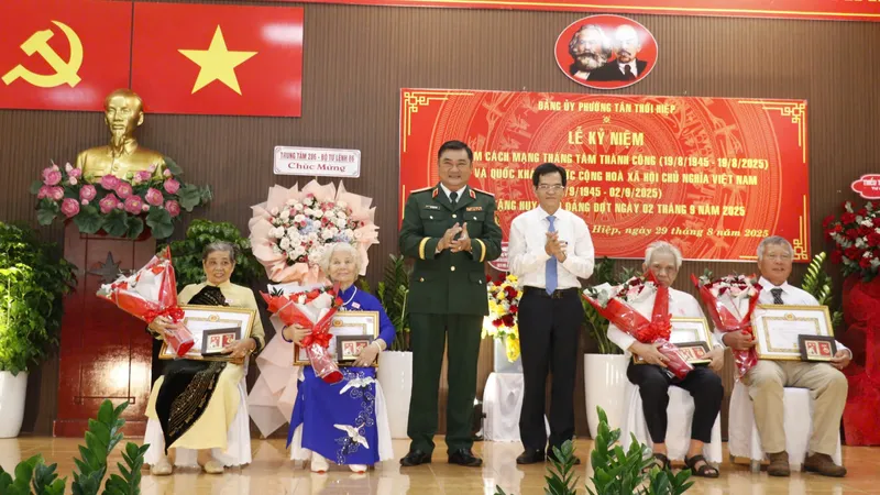 Đồng chí Lê Xuân Thế và đồng chí Dương Trọng Hiếu trao Huy hiệu Đảng đến đảng viên phường Tân Thới Hiệp