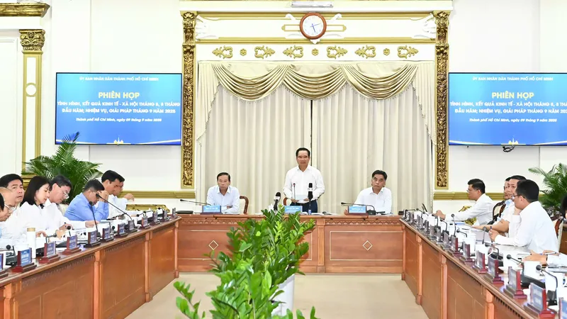 Thường trực UBND TPHCM chủ trì phiên họp kinh tế - xã hội của UBND thành phố. Ảnh: VIỆT DŨNG