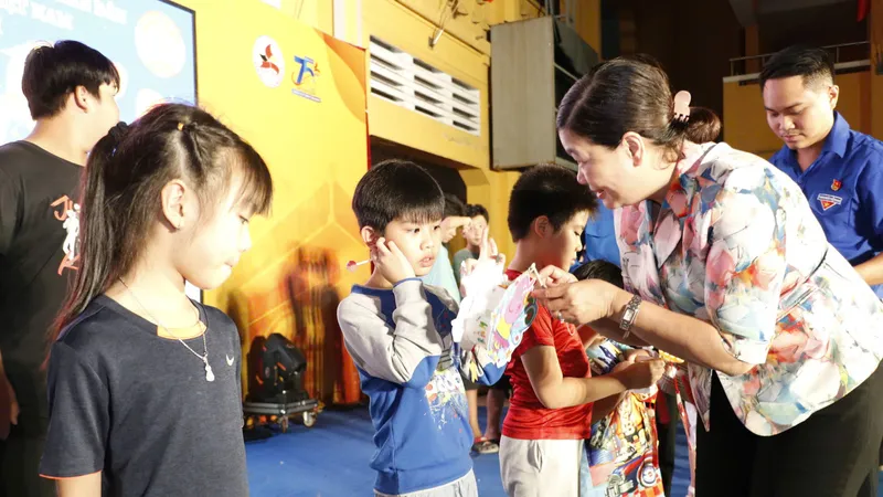 Đêm hội “Trăng rằm yêu thương” mang niềm vui đến thiếu nhi phường Bến Thành (TPHCM)