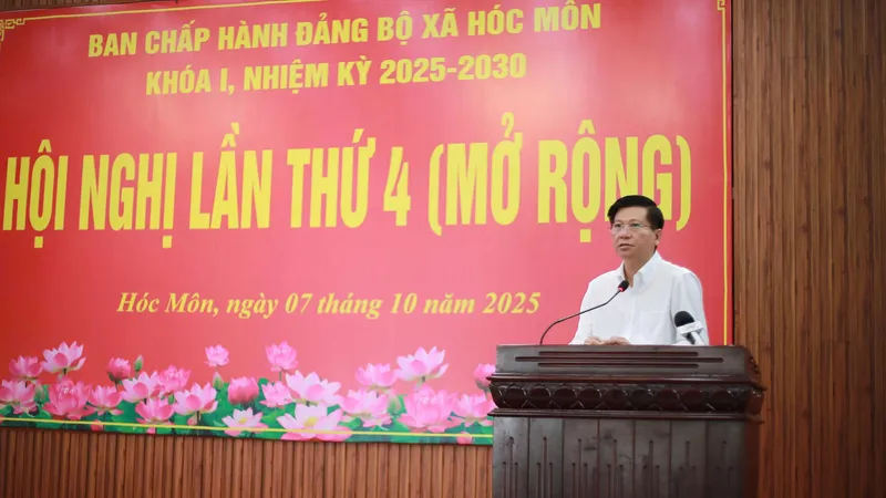 Đồng chí Trần Văn Tuấn phát biểu chỉ đạo tại hội nghị Ban Chấp hành Đảng bộ xã Hóc Môn lần thứ 4 (mở rộng)