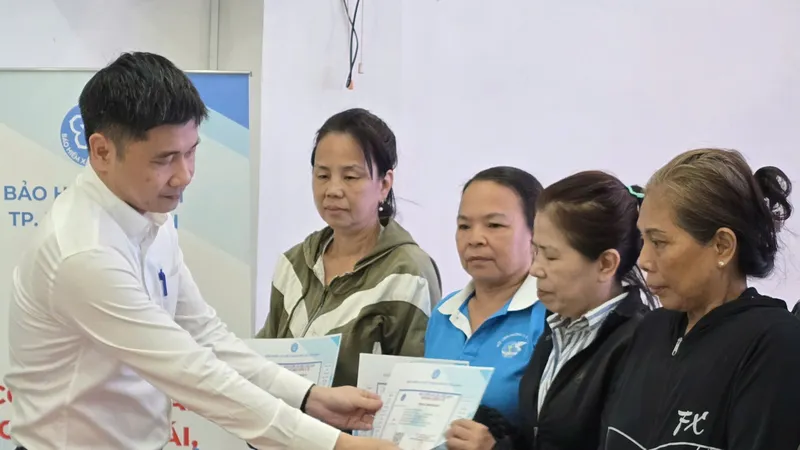 Tặng hơn 400 thẻ bảo hiểm y tế trị giá trên 560 triệu đồng cho hội viên phụ nữ