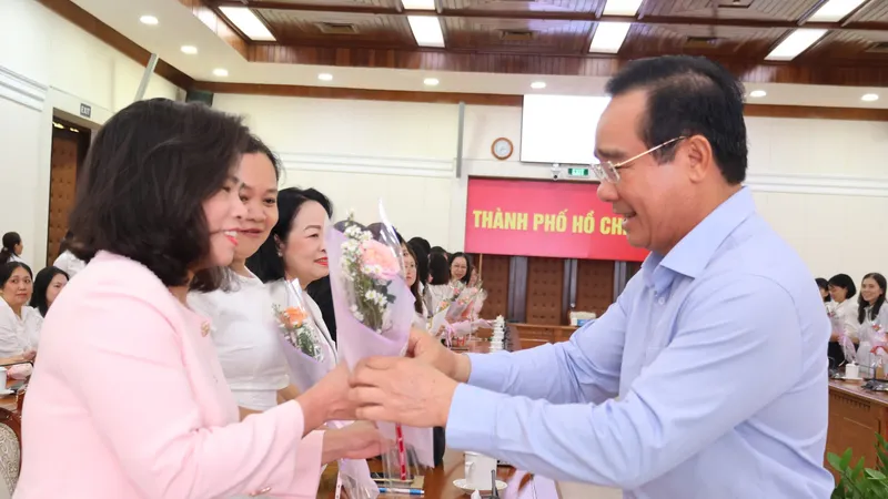Tỏa sáng phẩm chất người phụ nữ Việt Nam trong gia đình và xã hội