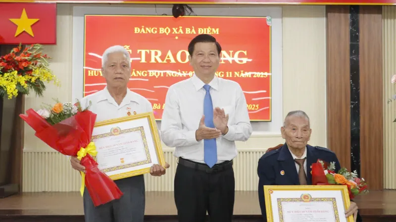 Xã Bà Điểm trao Huy hiệu Đảng đợt ngày 7-11