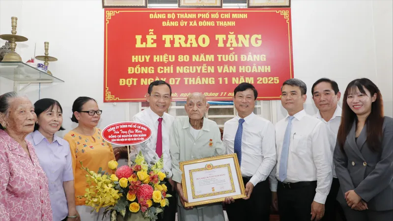 Lãnh đạo TPHCM trao tặng Huy hiệu 80 năm tuổi Đảng đến đồng chí Nguyễn Văn Hoảnh