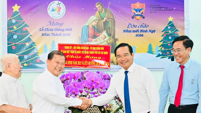 Chủ tịch UBND TPHCM thăm, chúc mừng Giáng sinh tổ chức, cá nhân tiêu biểu