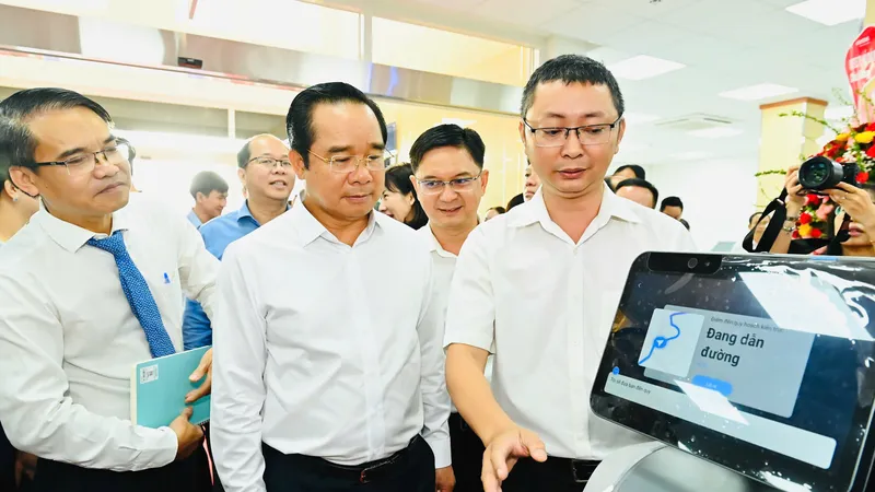 Chủ tịch UBND TPHCM đi metro đến dự lễ ra mắt Trung tâm Phục vụ hành chính công TPHCM