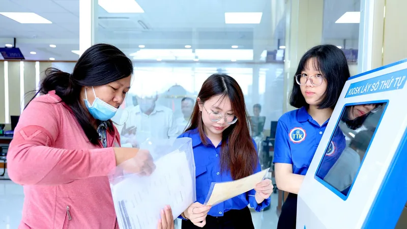 Tình nguyện viên hướng dẫn người dân thực hiện thủ tục hành chính tại Trung tâm Phục vụ hành chính công TPHCM