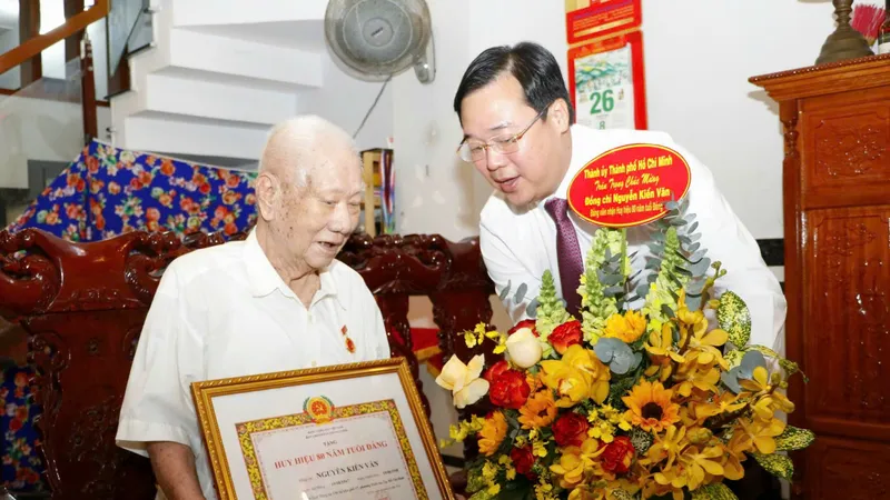 Đồng chí Lê Quốc Phong trao Huy hiệu 80 năm tuổi Đảng đến đồng chí Nguyễn Kiến Văn