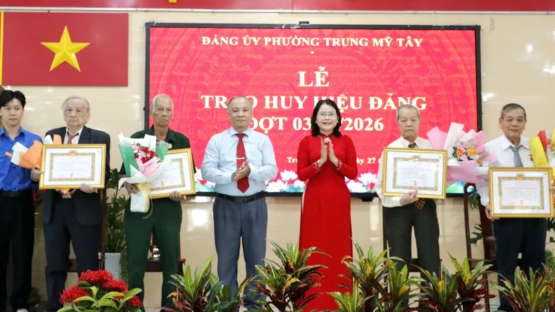 Đảng viên cao tuổi Đảng là tấm gương sáng về công tác dân vận