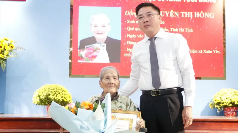 27 đảng viên phường Thới An nhận Huy hiệu Đảng đợt 3-2 