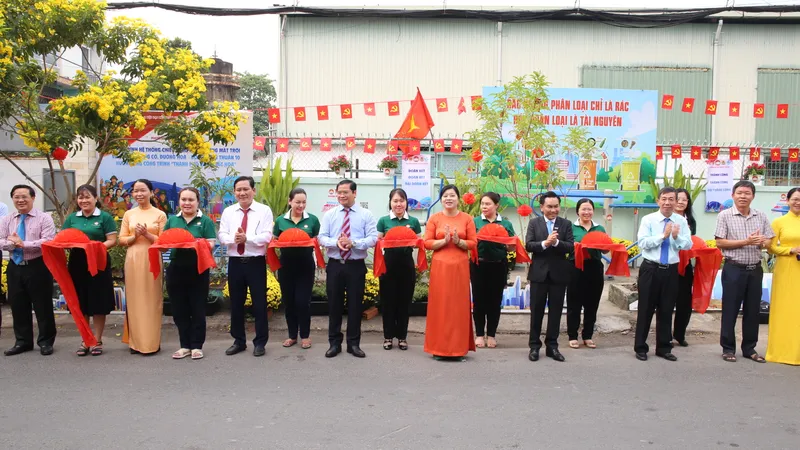 Phường Đông Hưng Thuận ra mắt tuyến đường cờ, đường hoa