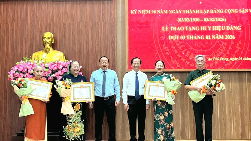 Phường An Phú Đông và phường Tam Thắng: Trao Huy hiệu Đảng đợt Ngày 3-2 đến 115 đảng viên