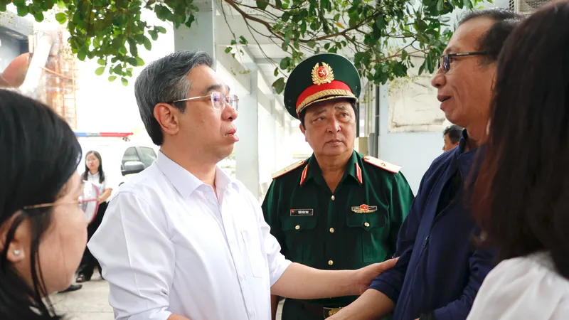 Lãnh đạo TPHCM thăm gia đình nạn nhân vụ cháy tại phường Đông Hưng Thuận