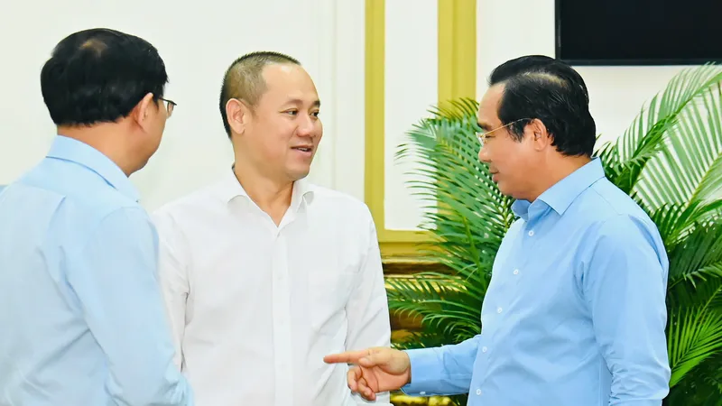 Chủ tịch UBND TPHCM Nguyễn Văn Được trao đổi cùng đại biểu tại hội nghị