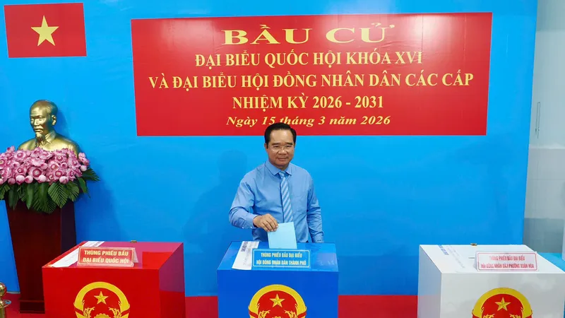 Nguyên Thủ tướng Nguyễn Tấn Dũng và Chủ tịch UBND TPHCM Nguyễn Văn Được bỏ phiếu bầu cử tại phường Xuân Hòa