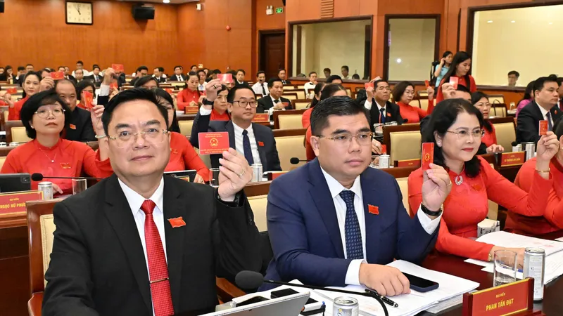 Đại biểu biểu quyết tại kỳ họp. Ảnh: VIỆT DŨNG
