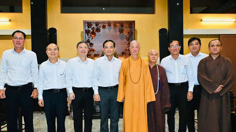 Bí thư Thành ủy TPHCM Trần Lưu Quang thăm, chúc mừng Đại lễ Phật đản