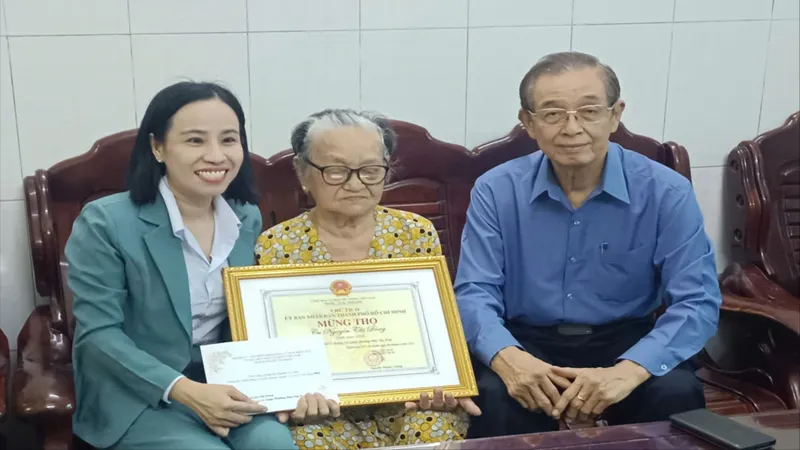 Lãnh đạo đoàn ĐBQH TPHCM thăm, chúc thọ người cao tuổi tiêu biểu