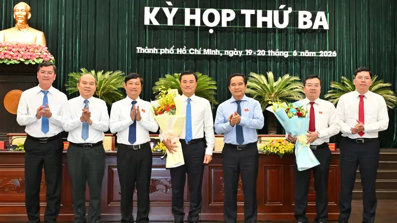 Chủ tịch UBND TPHCM Nguyễn Văn Được cùng Chủ tịch HĐND TPHCM Võ Văn Minh cùng các đại biểu tặng hoa cảm ơn đồng chí Bùi Xuân Cường và đồng chí Nguyễn Văn Đồng. Ảnh: VIỆT DŨNG