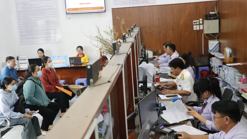 Công chức Trung tâm Phục vụ hành chính công phường Thới An giải quyết hồ sơ cho người dân. Ảnh: NGÔ BÌNH