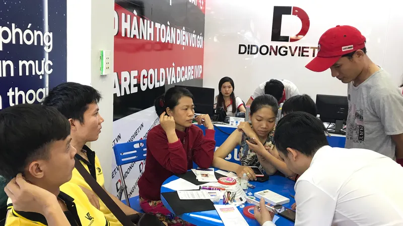 Khách mua hàng tại cửa hàng mới của Di Động Việt