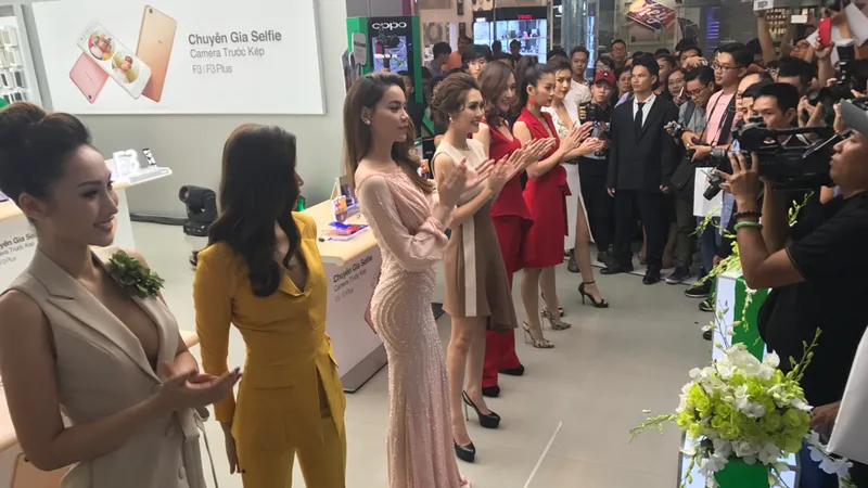 Nhiều gương mặt tên tuổi trong làng giải trí đến dự khai trương