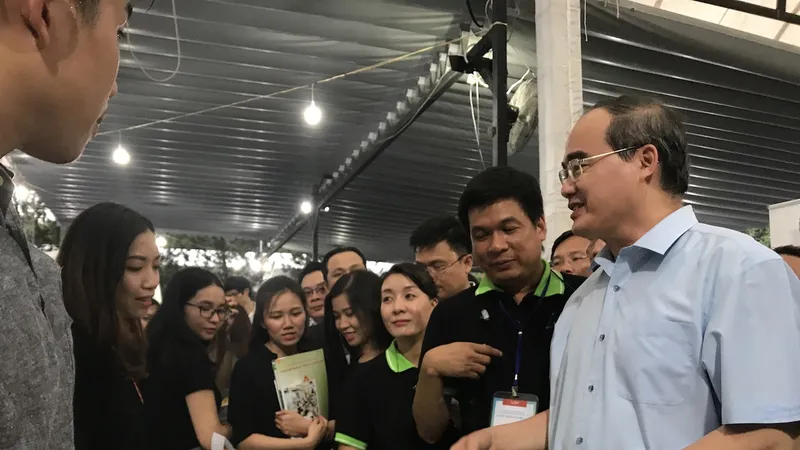 Đồng chí Bí thư Thành uỷ Nguyễn Thiện Nhân và Phó Chủ tịch Thường trực UBND TPHCM Lê Thanh Liêm tham quan khu trưng bày, giới thiệu của cộng đồng khởi nghiệp