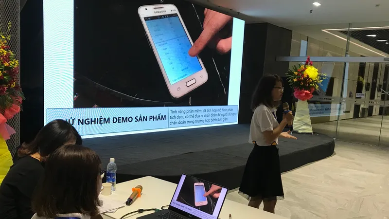 Đội vào Chung kết cuộc thi Vietnam IoT Hackathon 2017 thuyết trình