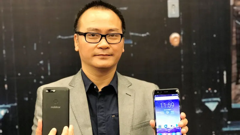 Ông Ngô Nguyên Kha với sản phẩm mới nhất của Mobiistar