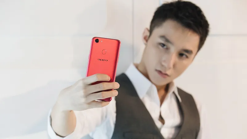 Ca sĩ Sơn Tùng cùng OPPO F5