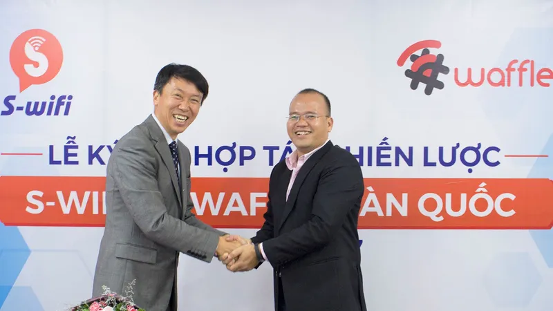 Đại diện S-wifi và Waffle trong lễ ký kết hợp tác