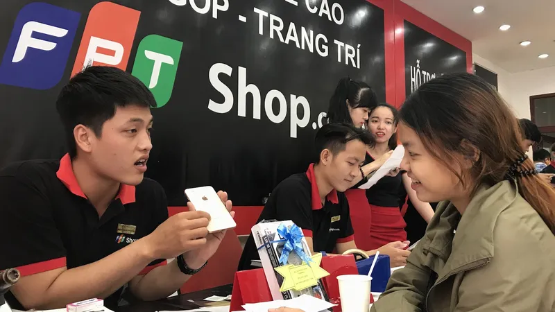 Nhân viên FPT Shop giao máy cho khách hàng